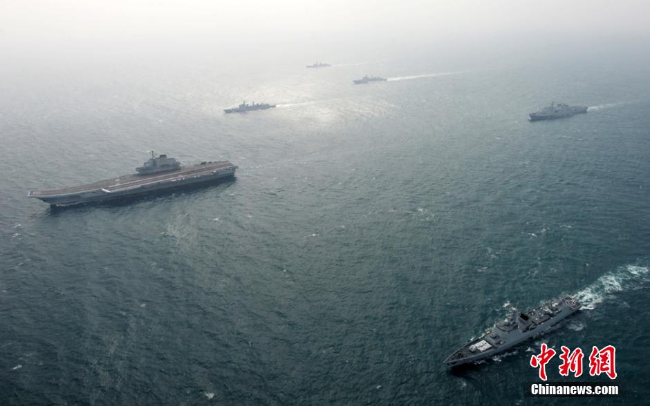 圖為遼寧艦與水面艦艇進(jìn)行協(xié)同訓(xùn)練。中新社發(fā) 胡鍇冰 攝