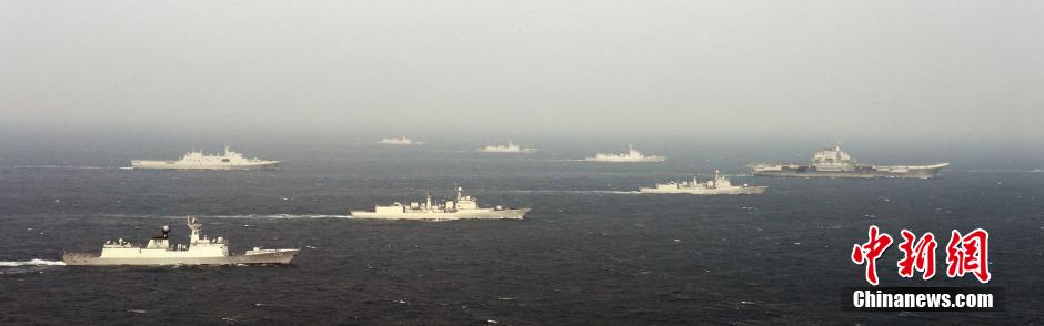 圖為遼寧艦與水面艦艇進(jìn)行協(xié)同訓(xùn)練。中新社發(fā) 李靖 攝