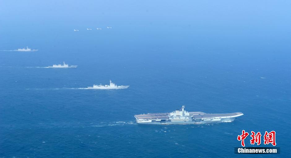 圖為遼寧艦與水面艦艇、飛機(jī)進(jìn)行協(xié)同訓(xùn)練。中新社發(fā) 胡鍇冰 攝