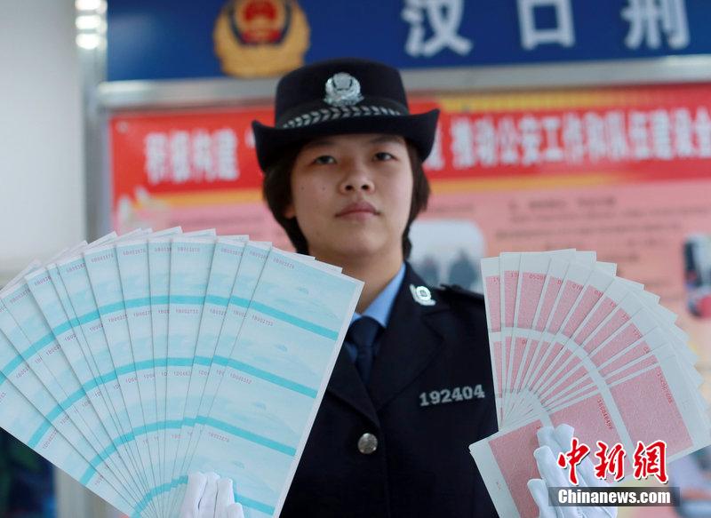 武漢鐵路公安局辦案民警展示空白假火車票。