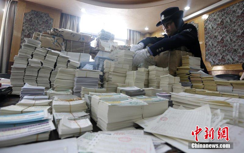 湖北省武漢市，民警清點(diǎn)大量非法制作的成品，半成品假票和制假工具。