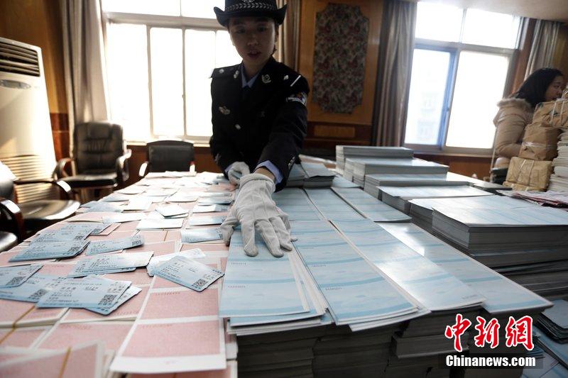 湖北省武漢市，民警清點(diǎn)大量非法制作的成品，半成品假票和制假工具。