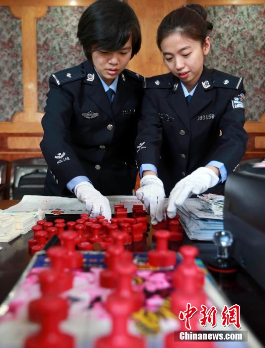 圖為清點(diǎn)查獲大量假火車票和制販工具。