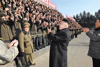 朝中社1月15日發(fā)布的圖片顯示，朝鮮最高領(lǐng)導人金正恩視察位于平安南道的國家科學院，與科研人員會面。