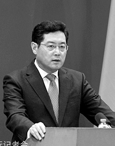 23日，秦剛在外交部例行記者會上。