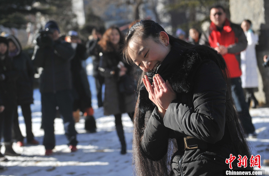 圖為來自東北的表演系考生雪地秀才藝。