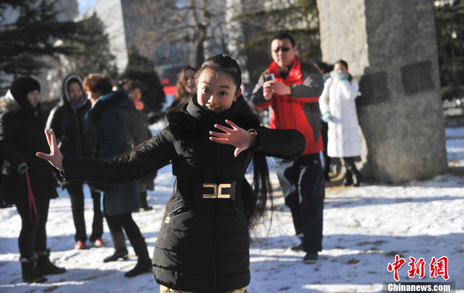 圖為來自東北的表演系考生雪地秀才藝。
