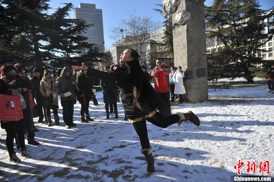 圖為來自東北的表演系考生雪地秀才藝。
