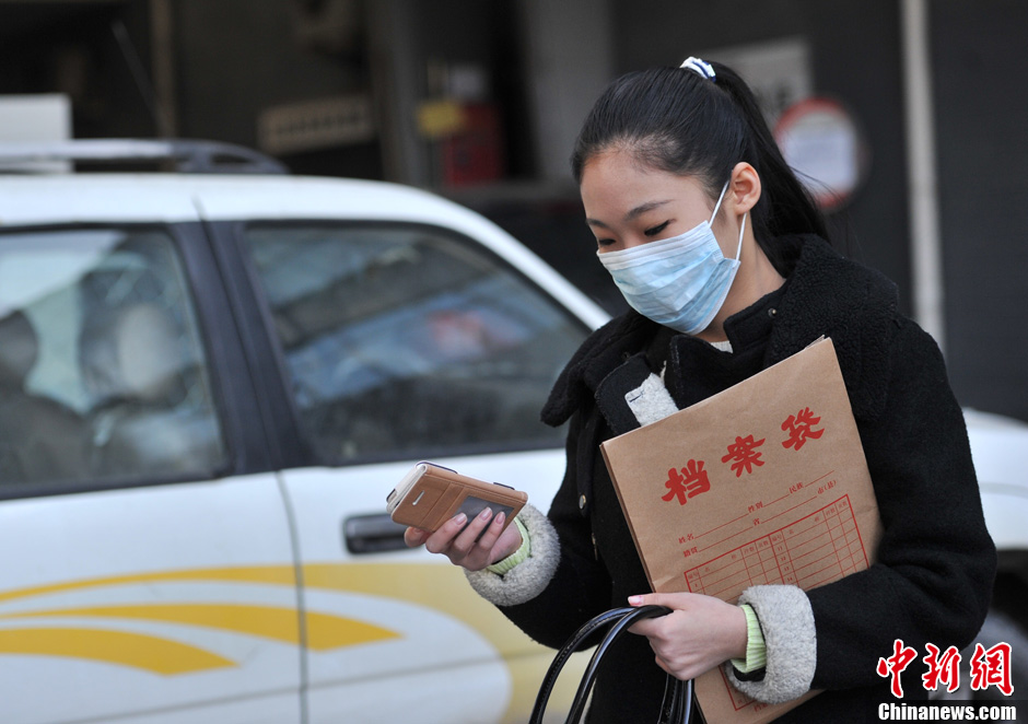 圖為表演系考生走出考場。
