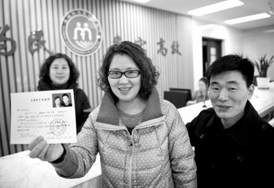 2014年1月27日，浙江臺(tái)州，王傳遠(yuǎn)、陳芳芳夫妻倆舉起再生育證向人們展示。圖/東方IC