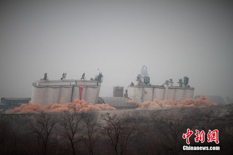 　2014年2月17日，石家莊市再次啟動壓減水泥過剩產(chǎn)能、治理大氣污染水泥企業(yè)集中爆破拆除行動。