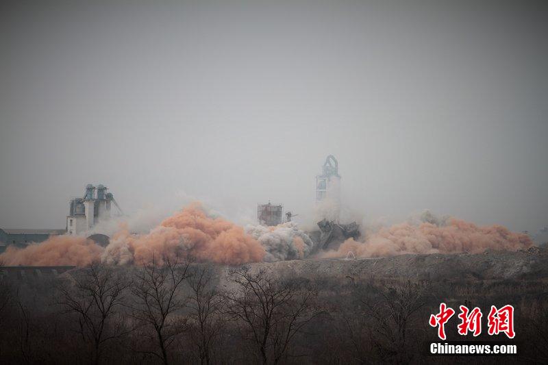 　2014年2月17日，石家莊市再次啟動壓減水泥過剩產(chǎn)能、治理大氣污染水泥企業(yè)集中爆破拆除行動。