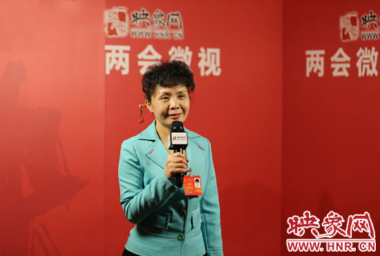 在映象網(wǎng)全國兩會北京演播室，全國人大代表、河南理工大學(xué)音樂學(xué)院副院長游吟歌做客《兩會微視》訪談.