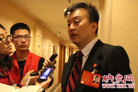 全國人大代表、中央電視臺(tái)綜藝頻道節(jié)目組主持人、河南省青聯(lián)榮譽(yù)副主席張澤群