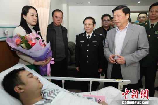 廣西壯族自治區(qū)黨委常委、政法委書記溫卡華看望唐蔚宣。