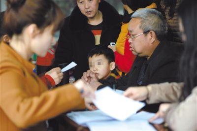 昨日，家長(zhǎng)為服用藥品的幼兒登記參加體檢。西安兩所幼兒園長(zhǎng)期給園內(nèi)幼兒集體服用“病毒靈”。