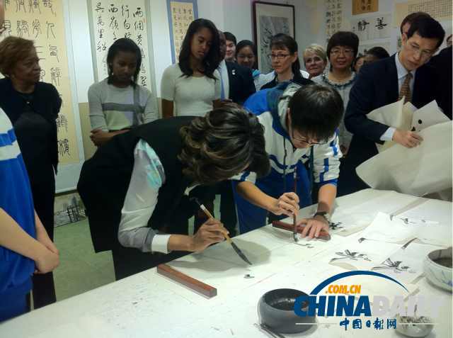 　北京時(shí)間3月21日，美國(guó)第一夫人米歇爾參觀北師大二附中時(shí)，與學(xué)生一起練習(xí)書法。