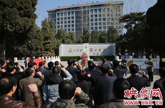 在焦裕祿紀(jì)念館，參觀的人絡(luò)繹不絕，一批批來自全國各地的黨員干部前來學(xué)習(xí)焦裕祿事跡
