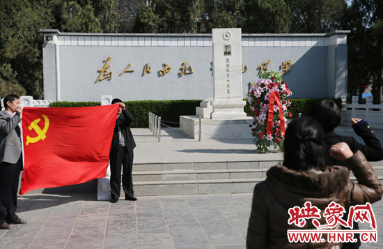 在焦裕祿紀(jì)念園，來自河南的黨員干部在焦陵前宣誓。