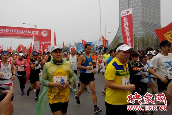 3月30日上午8點20分，2014鄭開國際馬拉松賽在鄭開大道鳴槍起跑。