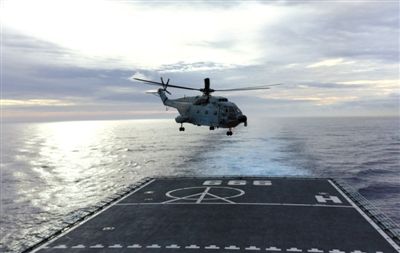3月29日，一架艦載直升機(jī)從井岡山艦起飛執(zhí)行搜索任務(wù)。當(dāng)天，海軍井岡山艦抵達(dá)南印度洋新任務(wù)區(qū)開(kāi)始搜索。 新華社發(fā)