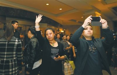 昨晚，麗都飯店，32位馬航失聯(lián)客機(jī)家屬準(zhǔn)備赴馬來(lái)西亞。新京報(bào)記者 侯少卿 攝