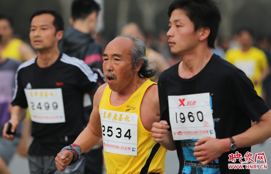 一位老年選手與年輕人比速度。