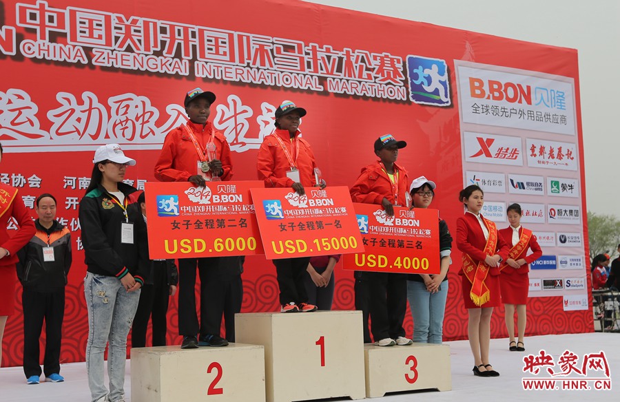 女子全程前三名選手。