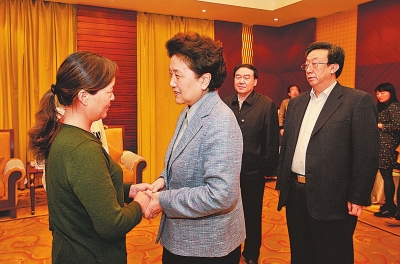  4月9日，中共中央政治局委員、國務(wù)院副總理劉延?xùn)|在鄭州接見“踐行焦裕祿精神的好校長”張偉的家屬。