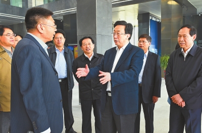4月9日，省委書記、省人大常委會主任郭庚茂帶隊，在洛陽高新技術(shù)產(chǎn)業(yè)集聚區(qū)內(nèi)觀摩考察。