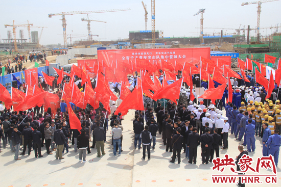 5月4日，全省千支青年突擊隊(duì)集中誓師大會(huì)鄭州主會(huì)場(chǎng)活動(dòng)，在鄭州航空港區(qū)機(jī)場(chǎng)二期項(xiàng)目工地隆重舉行。