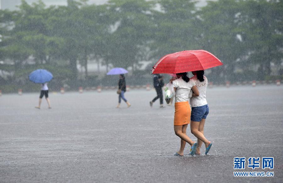 5月11日，市民在深圳梅林檢查站廣場冒雨出行。