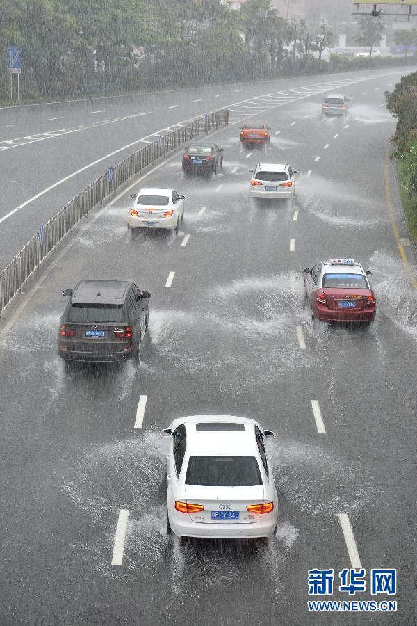 　5月11日，車輛在深圳街頭涉水前行。