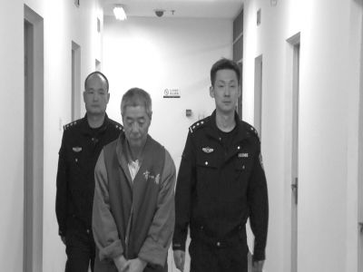 向南夫被帶出監(jiān)室接受提審。警方供圖