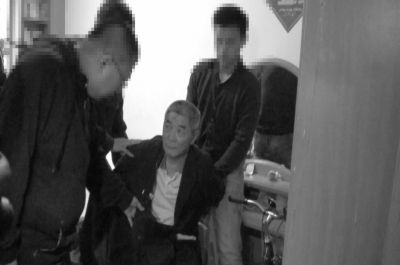 　向南夫被警方抓獲。