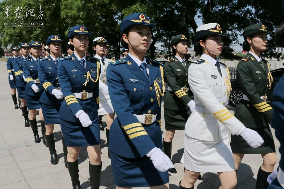 解放軍首批女儀仗兵亮相，90%以上擁有大專以上學(xué)歷，平均身高1.72米。圖為女兵儀仗隊(duì)。