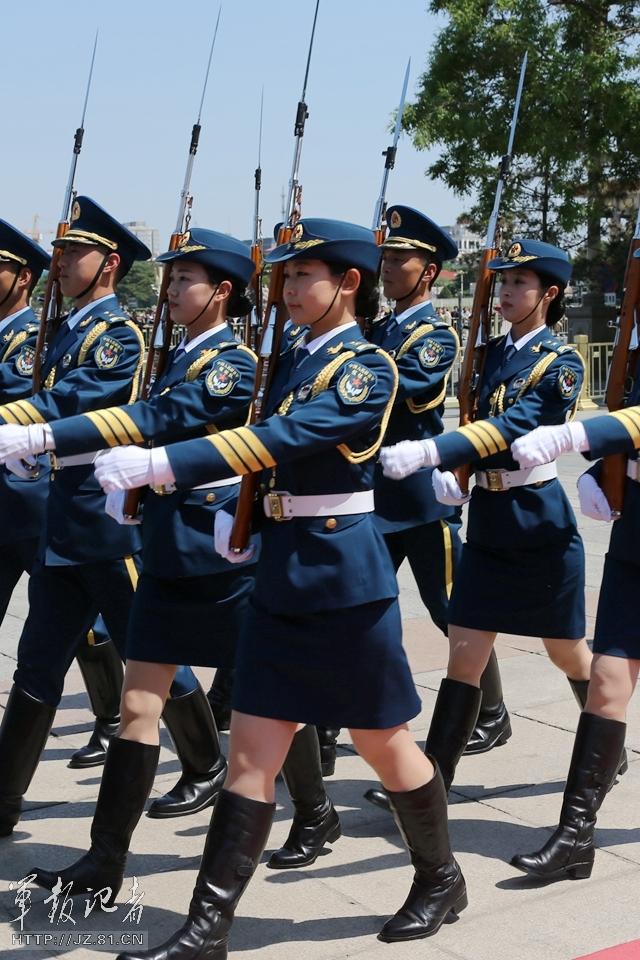 　解放軍首批女儀仗兵亮相，90%以上擁有大專以上學(xué)歷，平均身高1.72米。圖為女兵儀仗隊(duì)。