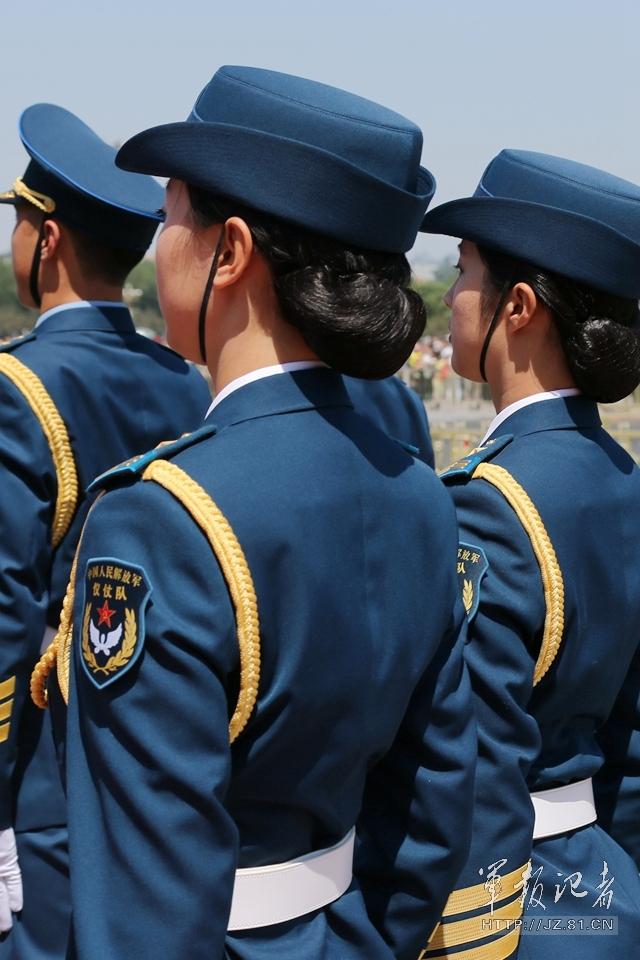 解放軍首批女儀仗兵亮相，90%以上擁有大專以上學(xué)歷，平均身高1.72米。圖為女兵儀仗隊(duì)。