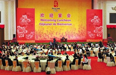 2008年8月8日，胡錦濤夫婦在北京人民大會堂宴會廳為出席北京奧運會的貴賓舉行歡迎宴會。