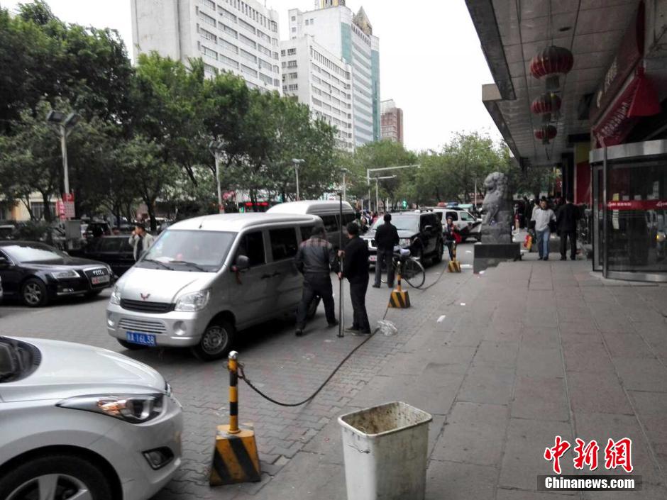 自治區(qū)和烏魯木齊市有關(guān)部門迅速處置，傷員已全部送往醫(yī)院救治。