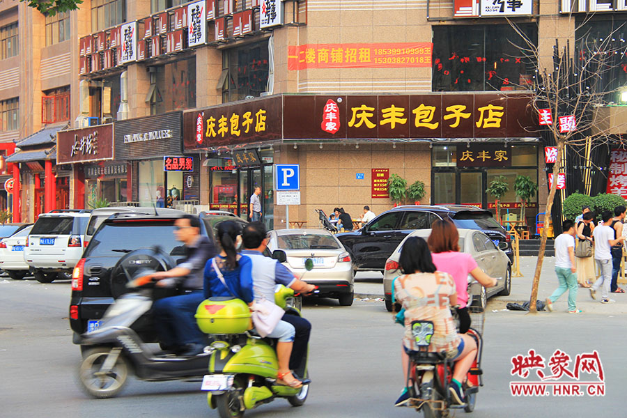“慶豐包子店”位于路口拐角處,人流量車流量很大,堪稱黃金位置。