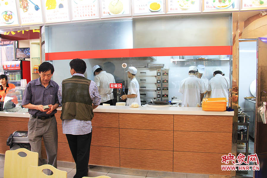 店面仍處于“試營業(yè)”狀態(tài),后廚的設備嶄新,看起來還算整潔。