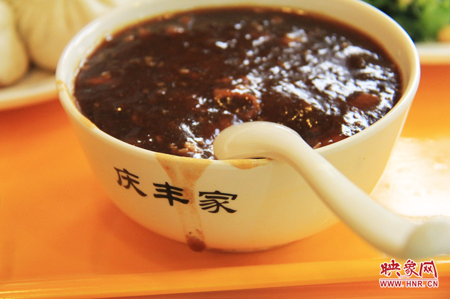 一碗炒肝,看上去也有滋有味。