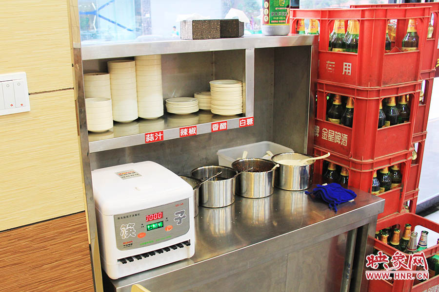調(diào)料、小碟、餐具也都被放在另一張單獨的桌子上,需要用餐者“自助”。