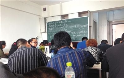 5月6日，大慶市，油田實(shí)行招工考試后，出現(xiàn)了各種考前輔導(dǎo)班。