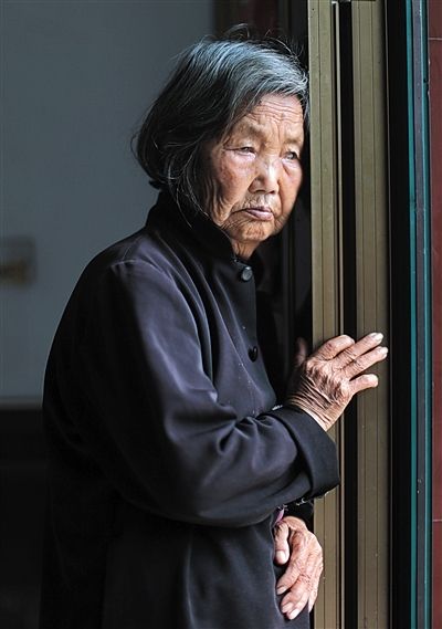 為了能“睡棺木”土葬，潘秀英四次喝農(nóng)藥自殺，后被搶救過來。