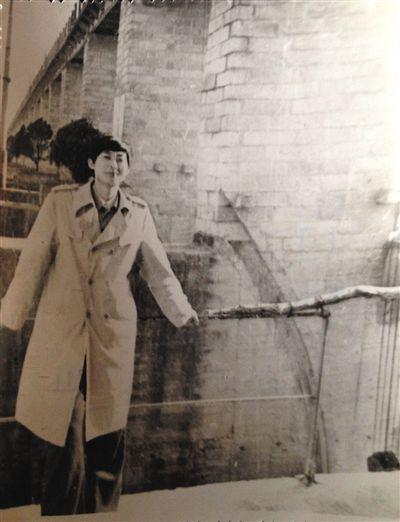 1995年，于英生在蚌埠淮河閘上留影。