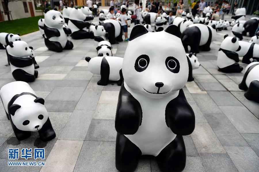 這是6月2日在上海靜安嘉里中心廣場(chǎng)拍攝的萌態(tài)百出的“熊貓”大軍。