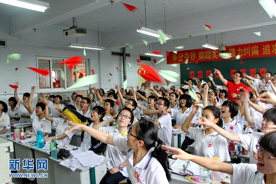  6月3日，河北省衡水市第二中學(xué)高三學(xué)生在教室里用扔紙飛機(jī)的方式舒緩心情。