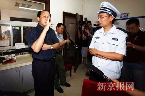 國(guó)家文物局的一名工作人員正在與執(zhí)法人員對(duì)峙。新京報(bào)記者 高瑋 攝